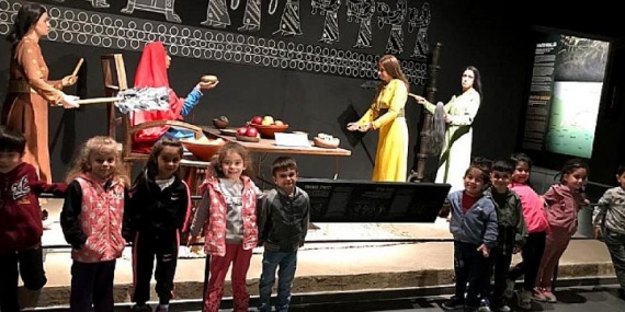 Van Büyükşehir Belediyesi, ‘Müzeler Haftası’ etkinlikleri kapsamında kreş öğrencilerini Van Müzesi ile buluşturdu.