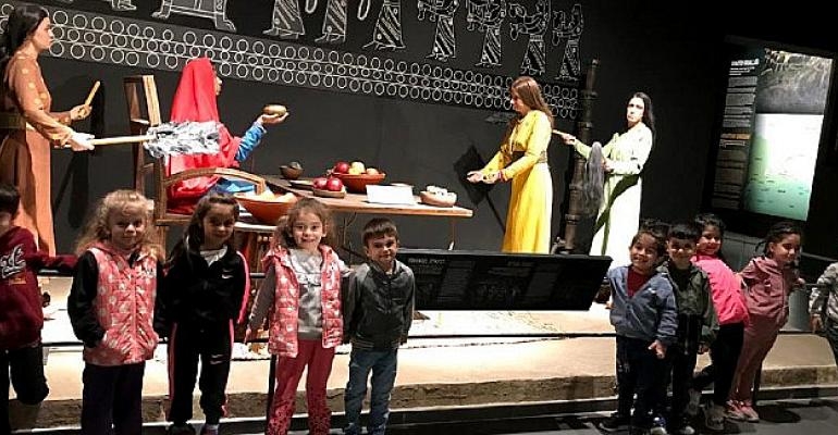 Van Büyükşehir Belediyesi, ‘Müzeler Haftası’ etkinlikleri kapsamında kreş öğrencilerini Van Müzesi ile buluşturdu.