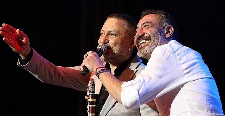 10 bin Bergamalı hemşehrisi Hüsnü Şenlendirici’yi dinledi