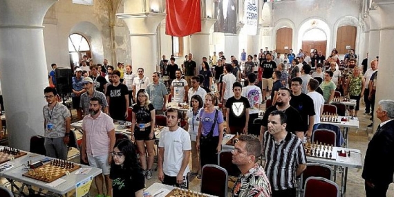 8. Çeşme Uluslararası Açık Satranç Turnuvası, 17 ülkeden 544 sporcunun katılımıyla başladı.