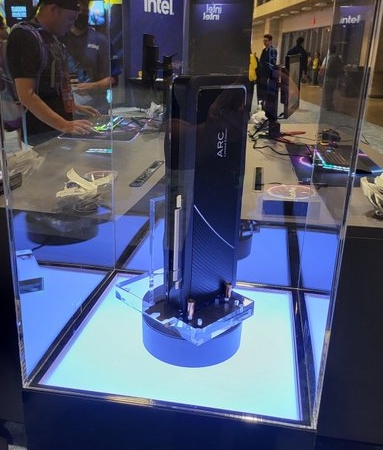Intel’den Gövde Gösterisi: Intel Arc Serisi Ekran Kartlarının Görünüşü Ortaya Çıktı