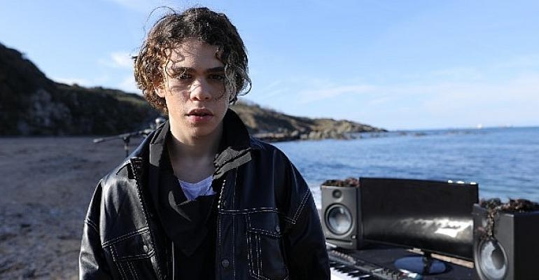 Alper Erözer ile “Wannabe” Dünya’ya İniş Yaptı: “Tell Me What You Want”