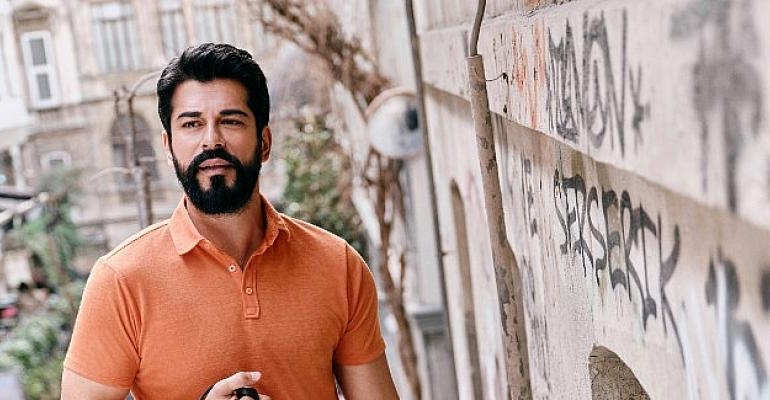 Altınyıldız Classics ve Burak Özçivit bu yazı yine birlikte karşılıyor