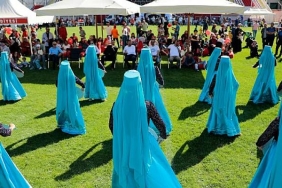 babafest-renkli-goruntulere-sahne-oldu.jpg