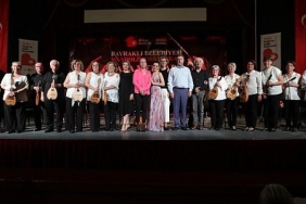 bayrakli-mandolin-orkestrasi-yaza-merhaba-dedi.jpg