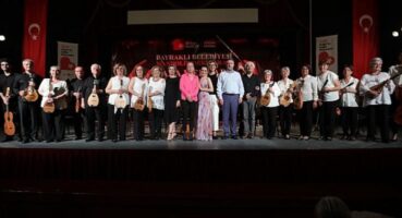 Bayraklı Mandolin Orkestrası ‘yaza merhaba’ dedi