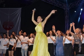 cesme-acikhavada-sevval-sam-konseri-turk-egitim-vakfinin-55-kurulus-yildonumu-coskulu-bir-konserle-kutlandi.jpg