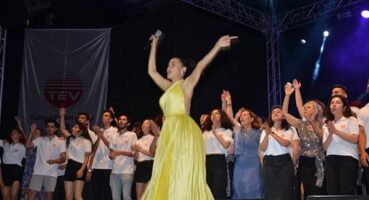 Çeşme Açıkhava’da Şevval Sam Konseri: Türk Eğitim Vakfı’nın 55. kuruluş yıldönümü coşkulu bir konserle kutlandı