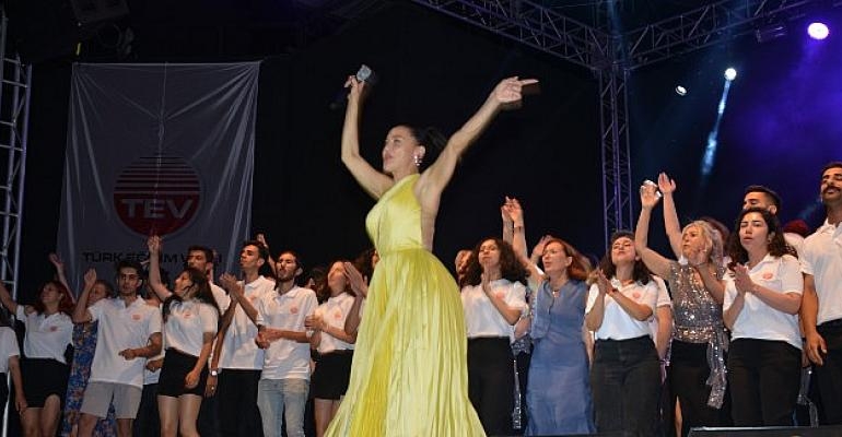 Çeşme Açıkhava’da Şevval Sam Konseri: Türk Eğitim Vakfı’nın 55. kuruluş yıldönümü coşkulu bir konserle kutlandı