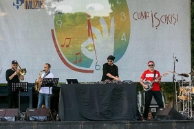 cuma-is-cikisi-konserinde-izmirde-hey-douglas-sahne-aldi.jpg