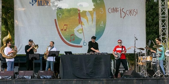 “Cuma İş Çıkışı” Konserinde İzmir’de Hey! Douglas Sahne Aldı