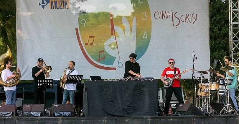 “Cuma İş Çıkışı” Konserinde İzmir’de Hey! Douglas Sahne Aldı