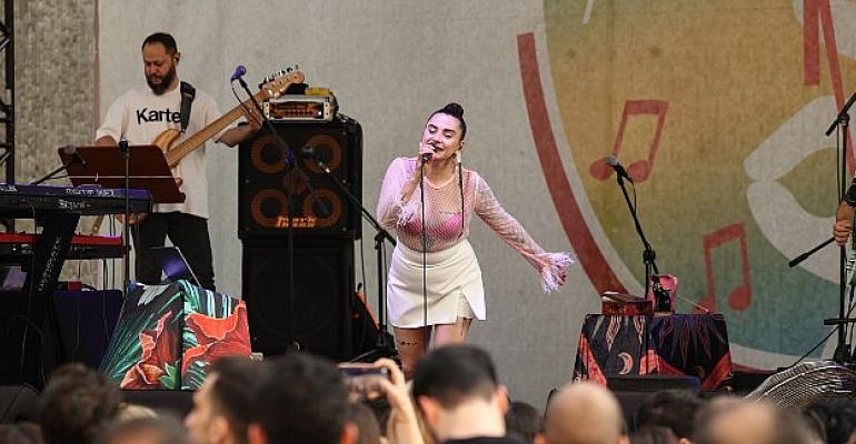 “Cuma İş Çıkışı”nda Sezen Aksu Şarkılarına Ceylan Ertem Yorumu