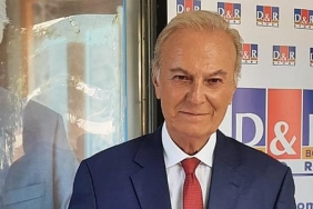 ediz-hunun-drdaki-imza-gunune-hayranlari-akin-etti.jpg