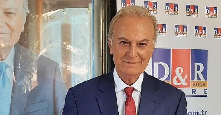 Ediz Hun’un D&R’daki İmza Günü’ne Hayranları Akın Etti