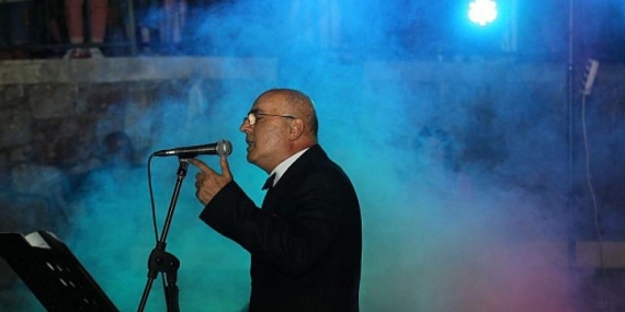 Gölcük Belediyesi Türk Sanat Müziği Korosu, Değirmendere Yalı Evleri amfide muhteşem bir konser gerçekleştirdi.