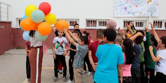 Gönüllüler Çocuklar İçin El Ele Verdi