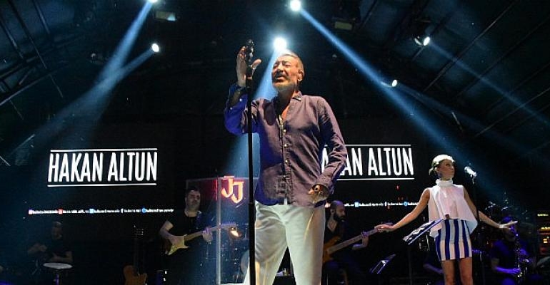 Hakan Altun Jolly Joker Alaçatı Sezonunu Biletleri Tükenen Konserle Açtı