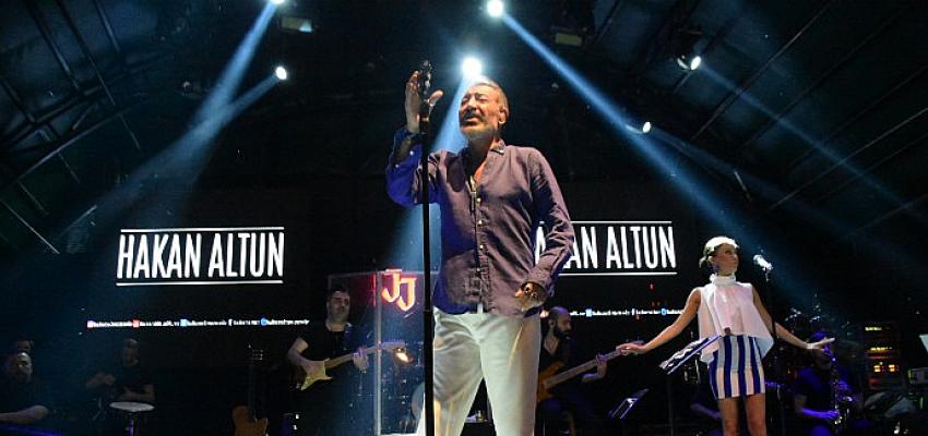 hakan-altun-jolly-joker-alacati-sezonunu-biletleri-tukenen-konserle-acti.jpg