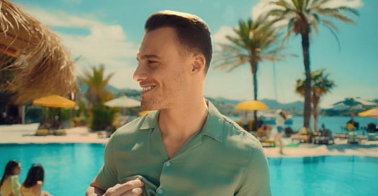 Kerem Bürsin Lipton Ice Tea ile yolculuğuna devam ediyor
