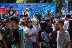 ogrenciler-muradiye-selalesi-gezisinde-doyasiya-eglendi.jpg