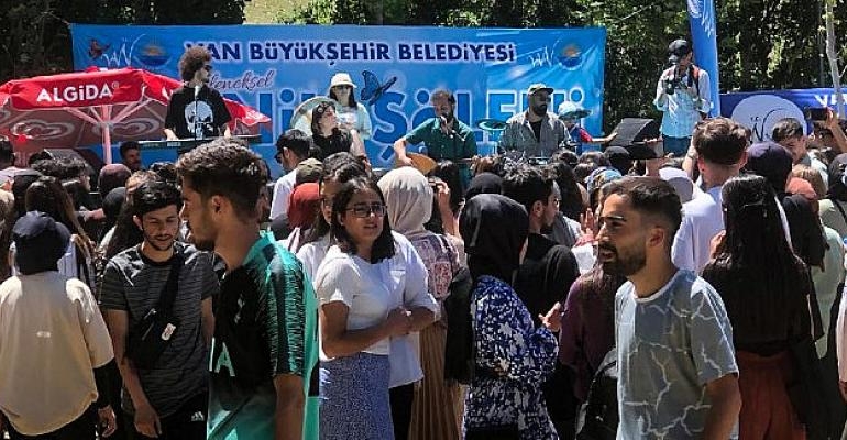 Öğrenciler Muradiye Şelalesi Gezisinde Doyasıya Eğlendi