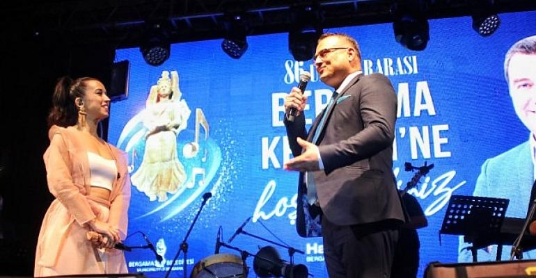 Sanatçı Tuğba Yurt binlerce seveni ile buluştu