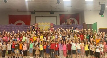 Uygur Çocuk Tiyatrosu Kınık’ta Sahne Aldı