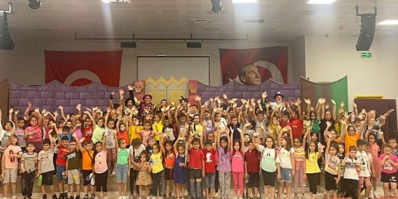Uygur Çocuk Tiyatrosu Kınık’ta Sahne Aldı