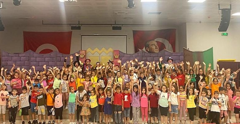 Uygur Çocuk Tiyatrosu Kınık’ta Sahne Aldı