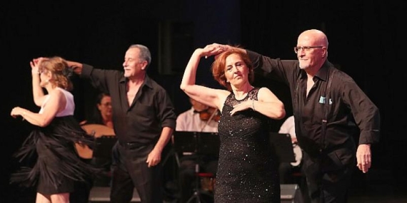 Yaşlı bireyler dans gösterisiyle büyüledi