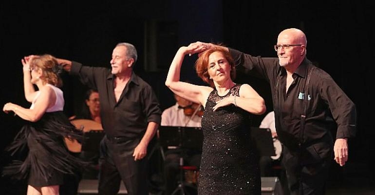 Yaşlı bireyler dans gösterisiyle büyüledi