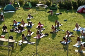yoga-festivali-bornova-macera-parkinda-basladi.jpg