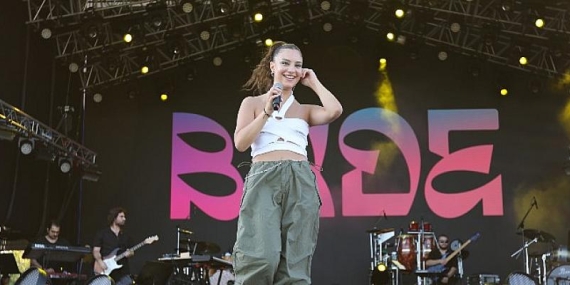 Bade, Cem Pilevneli ve Duygu Soylu İstanbul Festivali’nin İlk Gününde Sahne Aldı