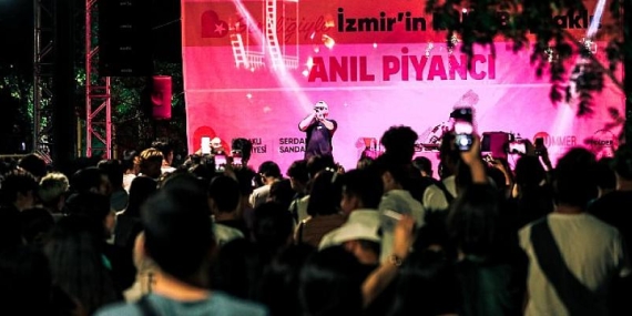 Barışın sesi Bayraklı’dan yükseldi!  Anıl Piyancı coşturdu