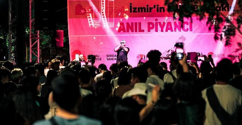 Barışın sesi Bayraklı’dan yükseldi!  Anıl Piyancı coşturdu