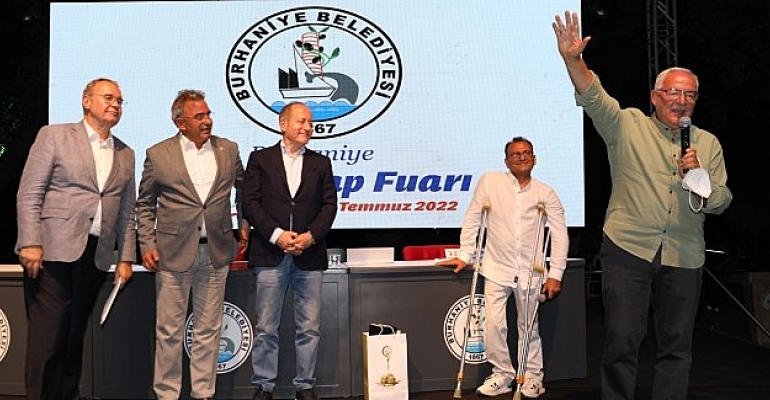 Burhaniye 3. Kitap Fuarı, görkemli törenle kapılarını sanatseverlere açtı