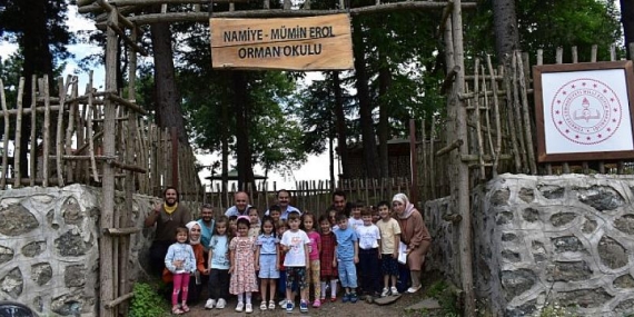 Canik Orman Okulu’nu ziyaret eden Zambak Sıbyan Okulu öğrencileri, topladıkları organik meyvelerden komposto yaptı.
