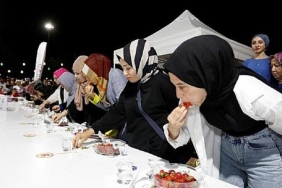cilek-yeme-yarismasi-festivale-renk-katti.jpg