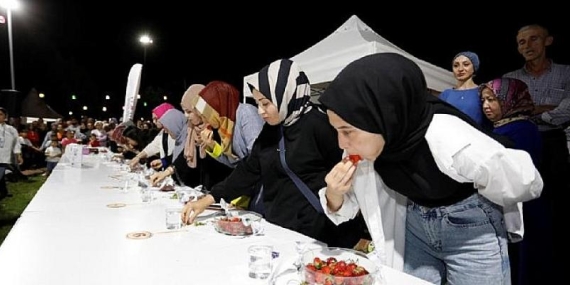Çilek Yeme Yarışması Festivale Renk Kattı