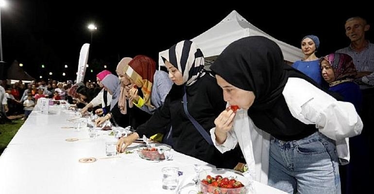 Çilek Yeme Yarışması Festivale Renk Kattı