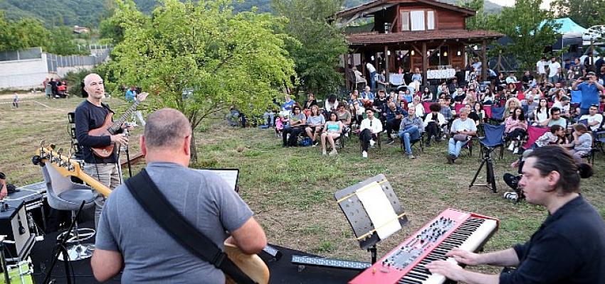 doga-ve-muzigin-keyfini-bir-arada-yasadilar.jpg