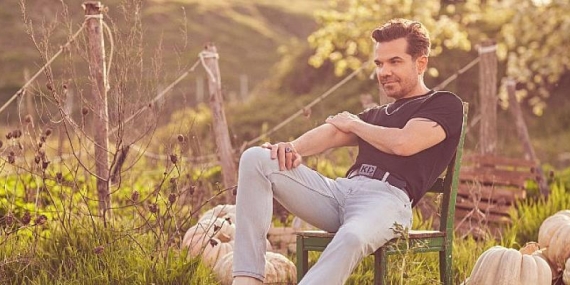 Efsanevi Lee, Marka Yüzü Kenan Doğulu ile Yazın Enerjisini Yükseltiyor