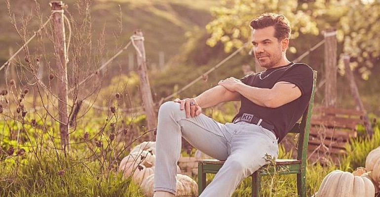 Efsanevi Lee, Marka Yüzü Kenan Doğulu ile Yazın Enerjisini Yükseltiyor
