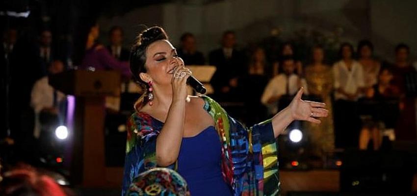 esra-icoz-inegolde-kulaklarin-pasini-sildi.jpg
