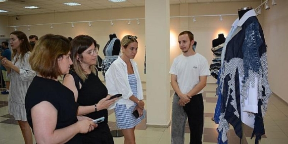 EÜ Moda ve Tasarım Yüksekokulundan “Denim Draping” öğrenci çalışmaları sergisi