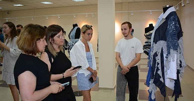 EÜ Moda ve Tasarım Yüksekokulundan “Denim Draping” öğrenci çalışmaları sergisi