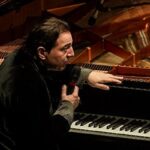 fazil-sayin-portreleri-istanbulda-ilk-kez-enka-sanatta-muzikseverlerle-bulustu.jpg