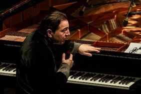 fazil-sayin-portreleri-istanbulda-ilk-kez-enka-sanatta-muzikseverlerle-bulustu.jpg