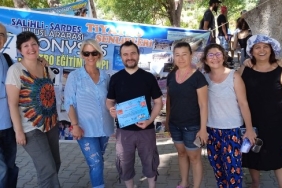 foca-belediye-tiyatrosu-ilk-tiyatro-senligine-katildi.jpg